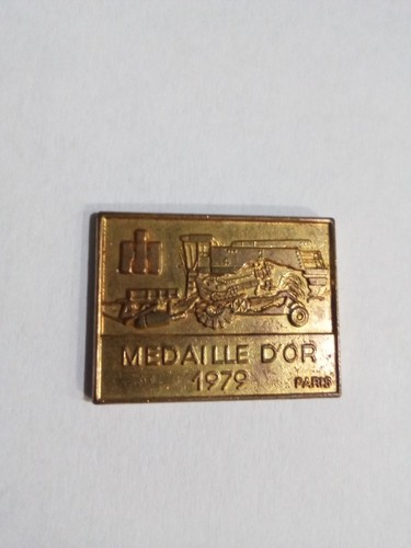 Pin case 1979 tracteur - pin's, ,