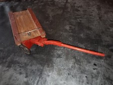 Ancien chariot à bras en bois & roues métal poupée - dimensions plateau 15 x8 cm