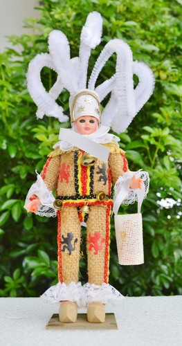 Poupée folklorique - , →