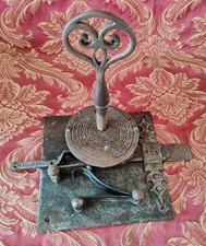 Ancienne grosse serrure en fer forgé