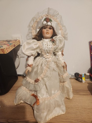 Poupée porcelaine ancienne - poupée,