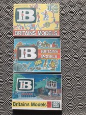 3 BRITISH CATALOG, HERALD, as Starlux soldiers, Elastolin, figurines