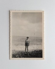 Jeune femme maillot pieds eau