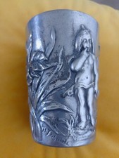 Ancienne et rare timbale en étain signee.