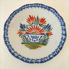 Assiette ancienne fleurie – faïence régionale, décor flamboyant