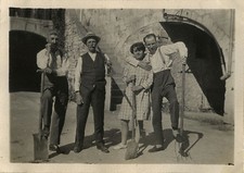 ANTIQUE PHOTO - VINTAGE SNAPSHOT - GARDEN GARDENING WORKGROUP TOOL - WORK