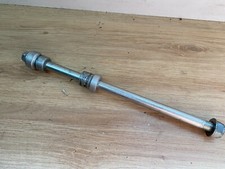 UN AXE DE ROUE AVANT SCOOTER