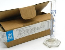 Éprouvette à bec en verre