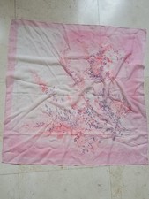 Vintage Joli foulard carré en crêpe de soie  74 cm x 44 cm