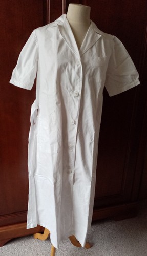 Une blouse travail - une,