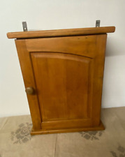 Petite armoire murale en bois