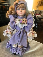 ANCIENNE POUPEE PORCELAINE ROBE A FLEUR ET MAUVE BANDEAU  48 cm