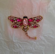 broche libellule rose