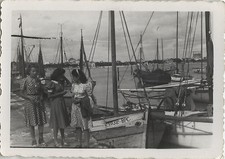 OLD PHOTO - VINTAGE SNAPSHOT - FISHING BOAT FISHING PORT WOMAN FASHION - BOAT