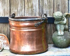 Très ancien chaudron fait à