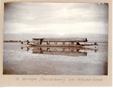 India, a Dunga, towing houseboat, on Wular lake Vintage albumen print, Tirage 