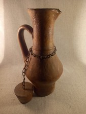 Ancien pichet ou cruche en verre recouvert de cuir avec son bouchon chainette