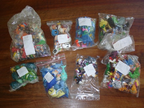 Lot 250 figurines kinder - lot,