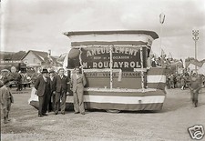 Photo Ancienne - Défilé Char publicité meubles & vin aliment repro-  deb. XXe s