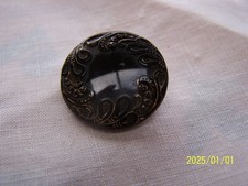 Bouton ancien en verre noir . Décor couleur bronze.  XIXème.  N°716