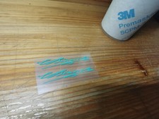 Autocollant autocollant