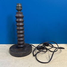 Pied de lampe en bois sculpté