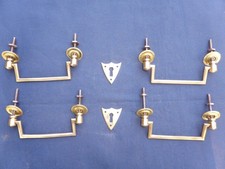 4 poignées 2 écussons