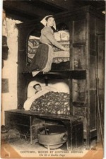 Old postcard a double floor bed - customs Moeurs et costumes Breton (1033757)