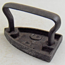 Petit FER Ancien à Repasser