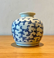 Beautiful late 19th century Chinese porcelain vase.
