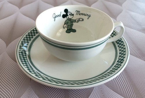 Une tasse soucoupe mickey - tasse,