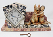 PENDULE SOCLE MARBRE ROSE ET GRIS JEUNE FILLE AU CHIEN DORE