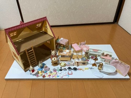 Sylvanian families red roof - red,