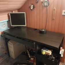 Grand bureau noir avec