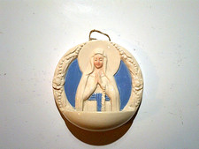 Petit bénitier artisanal ancien en faïence Desvres avec la Vierge