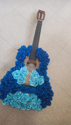 Guitare avec roses satin - guitare,