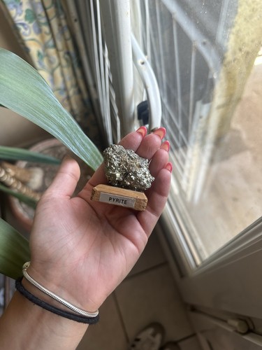 Pyrite naturelle dorée sur