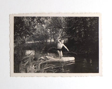 Hommes s'amusent barque