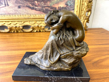Sculpture en bronze Femme assise sur un socle en marbre noir d'après Milo