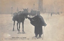 Old postcard 75 PARIS SOUS LA NEIGE / COACHMAN UNPARE BRINGING HIS HORSE BACK TO THE BRIDLE