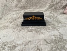 socle en bois noir brillant