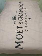 131 - Rare bannière Moët & Chandon (Jamais servie). Couleur rose.