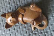 Statuette chat couché en bois