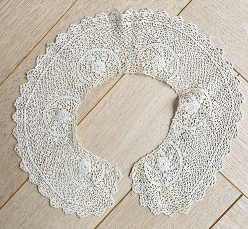Col ancien brodé décor - col,
