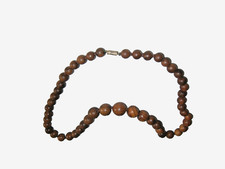 collier femme 49 perles de bois différentes grosseurs (bois d'olivier ?) TBE