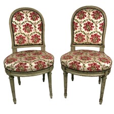 Paire de chaises de style Louis XVI, hêtre mouluré, laqué gris. XIXe