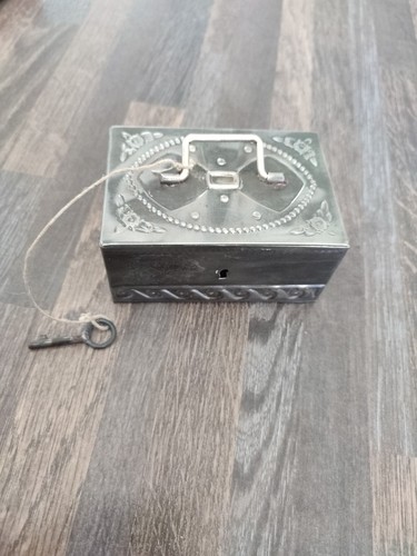 Ancienne tirelire jouet coffre - tirelire,