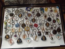 TRES BEAU LOT DE 50 PORTE CLEFS BOURBON ET AUTRES SUR LA BOISSONS+  10 OBJETS  B