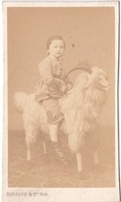 Jeune garçon chevauchant un