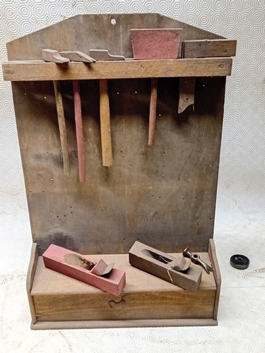 Outils anciens pour enfant
